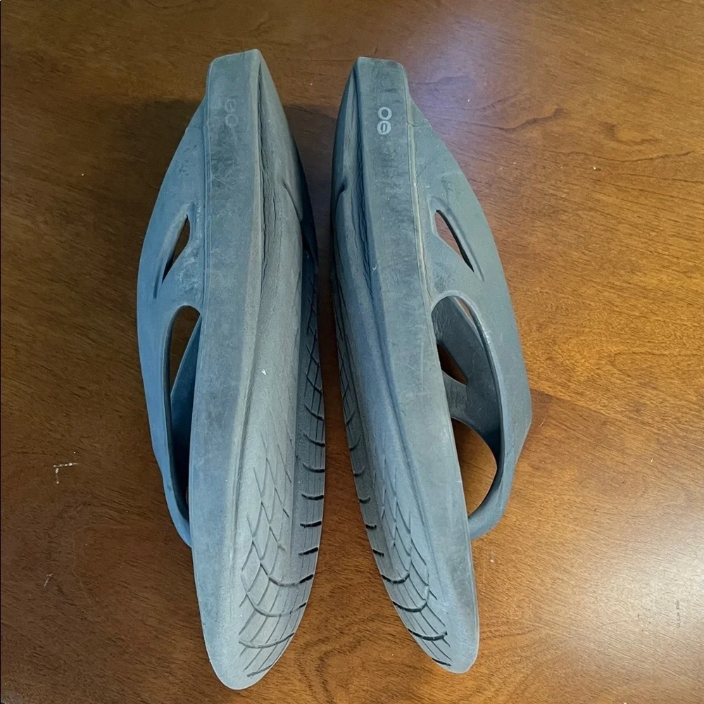 OOFOS Gray Flip Flop Sandals Men’s 11 Womens 13